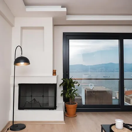 Near The Historical Elevator With A Sea View شقة