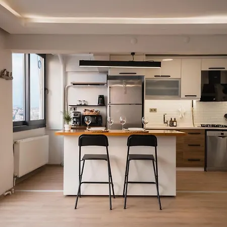 Near The Historical Elevator With A Sea View 이즈미르